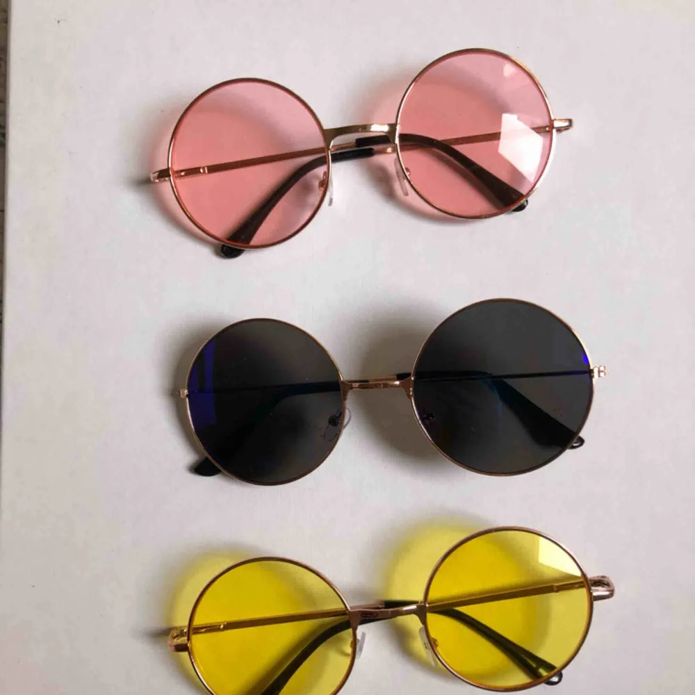 Fem par fina solglasögon i olika färger! Säljer endast som ett paket. ❤️🧡💛💚💙 Kan hämtas i Hornstull eller skickas med posten. Accessoarer.