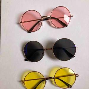 Fem par fina solglasögon i olika färger! Säljer endast som ett paket. ❤️🧡💛💚💙 Kan hämtas i Hornstull eller skickas med posten