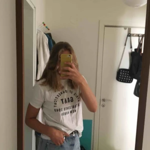  - Denna fantastiska gant tröjan, har röda miss färgningar på ryggen, men de syns inte så mycket!😉annars bra kvalité, använd ett få tal gånger🥰