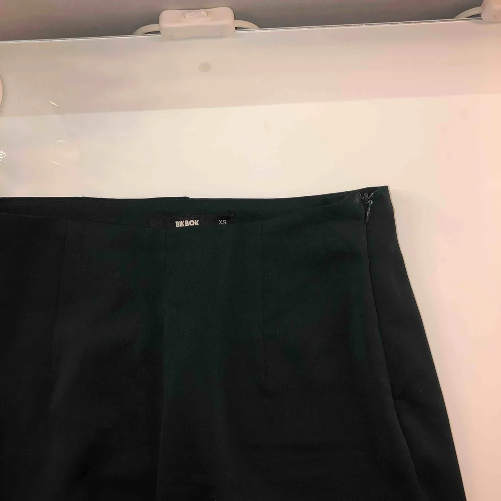 Mörkgröna raka kostymbyxor från Bikbok💚 Endast använda 1 gång, på sidan av byxan är det en dragkedja och en knapp som man stänger dem med☺️ Frakt ingår i priset🌟. Jeans & Byxor.