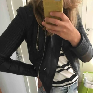  - En trendig, fin jacka😉använd