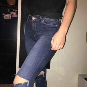 Mörkblåa slitna jeans, bra skick. Kan mötas upp i Norrtälje eller frakta, ni står för frakten.