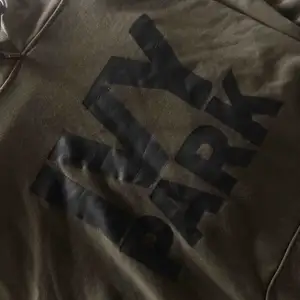 En ivypark hoodie som är militärgrön. Köpt på topshop och nästan aldrig använd!! Väldigt fin! Det står XS men den passar mig OVERSIZED som har vanligtvis M frakt tillkommer 