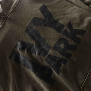  - En ivypark hoodie som är militärgrön. Köpt på topshop och nästan aldrig använd!! Väldigt fin! Det står XS men den passar mig OVERSIZED som har vanligtvis M frakt tillkommer 
