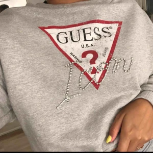 - JÄTTE mysig och SUPER fin tröja från Guess. Använt några få gånger hemma bara så precis som ny😍 frakt ingår i priset❤️