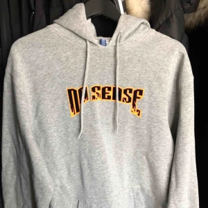  - En grå tjocktröja från HM med texten ”No sense”. Storlek M och är i nyskick. Kan mötas upp eller frakta och köparen står för frakten.