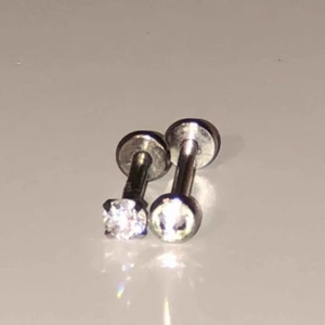 - Pris kan diskruteras angående stavar och så! Kolla in min profil om du är intresserad av några av de andra också! De är i toppen skick, köpta på ornament Malmö. Till min tragus piercing. 