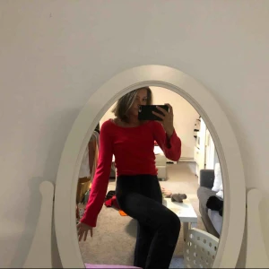  - Snygg röd tröja från bikbok, köpare står för frakt