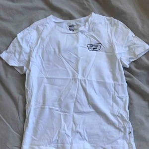  - Superfin tisha från Vans i dam-modell! Väldigt bra skick!!😍 passar en s/m! Köparen står för frakt💰