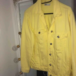 - Gul jeansjacka från Gina 💛 toppenskick! Frakt inräknad i priset !