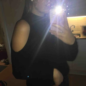  - Svart stickad halv-polo köpt på hm om jag inte minns fel, strl S