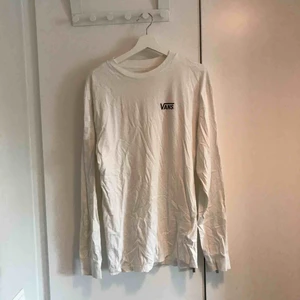 - Vit longsleeve från Vans i ett samarbete med Thrasher i storleken Large. Frågor? Skicka ett meddelande så ska jag svara så snabbt jag kan.