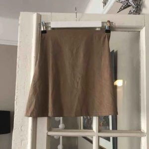  - Kjol ”fake mocka” Använd ett fåtal gånger  Stretchig  