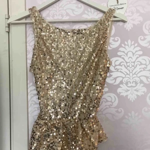  - En glittrig topp från bikbok öppen i ryggen. använd en gång 💕