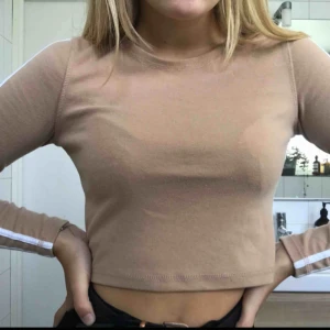  - En sexig beige magtröja från BikBok säljer jag för 50 sek (plus frakt). Den har två vita stripes på vardera arm. Säljer denna tröja för att jag tror att någon där ute har mer användning för den!!🌺