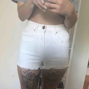  - Vita högmidjade jeansshorts med franskant från Bik Bok. (Fläckarna är på spegeln)