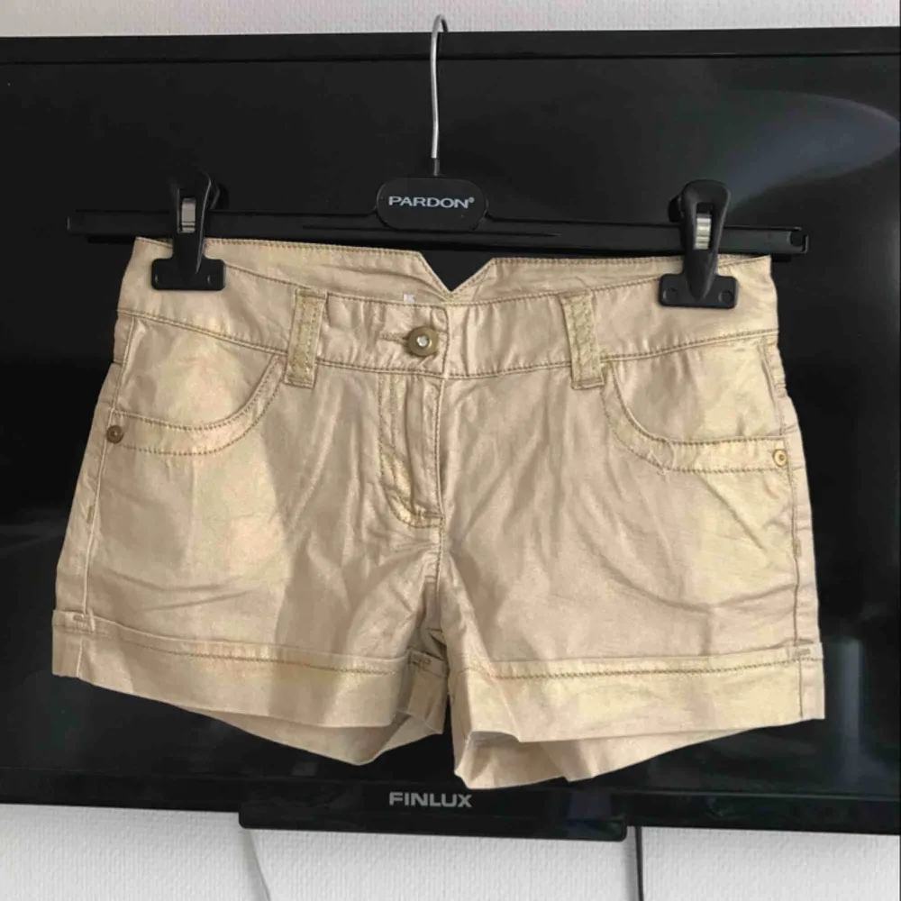 Guldfärgade shorts, köpta i Italien. . Shorts.