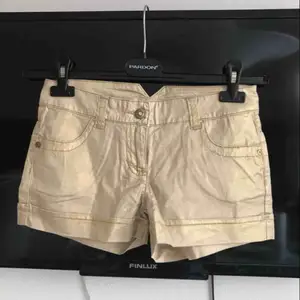 Guldfärgade shorts, köpta i Italien. 