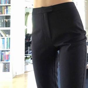  - Säljer dessa skitsnygga kostymbyxor ifrån nakd helt oanvända, de har slit där fram. PRISLAPP FINNS KVAR. Säljer pga för stora för mig. Strl 34, köparen står för frakt, fraktpris är olika beronde på om du vill ha spårbar eller ej, skriv för info🌸🌸🌸