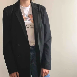  - Oversized svart kavaj med dragkedja fram. Nypris 600kr 