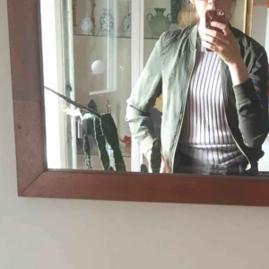  - En silkestunn jacka från hm, jättesnygg grön färg och perfekt över en t-shirt, fina gulddetaljer och man kan reglera storlek vid midjan