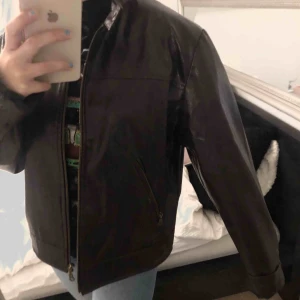  - Så cool jacka köpt second hand, jätte fint mönster, en brun lila svart ormskinn nyans, säljer då den ej kommer till användning⭐️⭐️