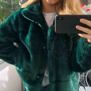  - Nypris: 799kr  Säljer min gröna fuskpäls från Lindex!  Endast använd ett par gånger, fortfarande som ny. Mysig höst- och vinterjacka med härlig grön färg!