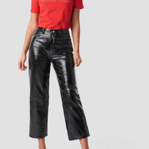  - Supersnygga lackbyxor i nyskick! Köpte dessa byxor från nakd med har inte kommit till användning så hoppas någon annan får nytta av byxorna😊 ord pris:449kr, säljer för 200kr! Kan skickas på posten!