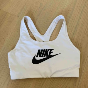  - Nike-sporttop pro, vit med nikemärket fram. säljer pga för liten för mig. använd men hel och ren. köparen står för frakt
