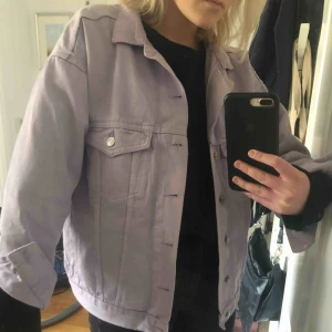  - Såååå fin lila jeansjacka. Sitter relativt oversized på mig som är S. Möts upp i Stockholm.❤️