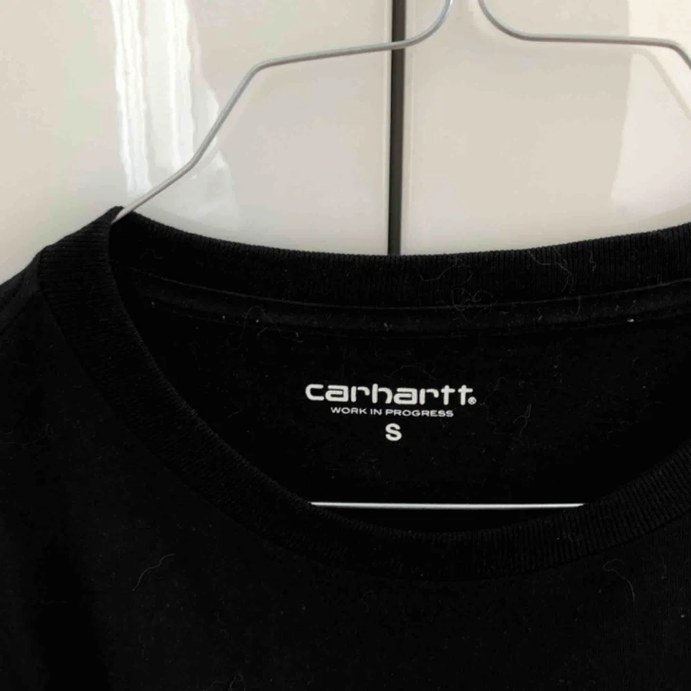 carhartt långärmad tröja   finns i krokslätt, gbg. kan även skickas (frakt: 70kr). T-shirts.