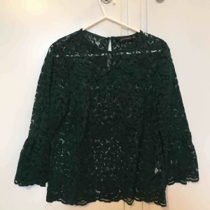  - Mörkgrön blus i gott skick. Frakt tillkommer 😊
