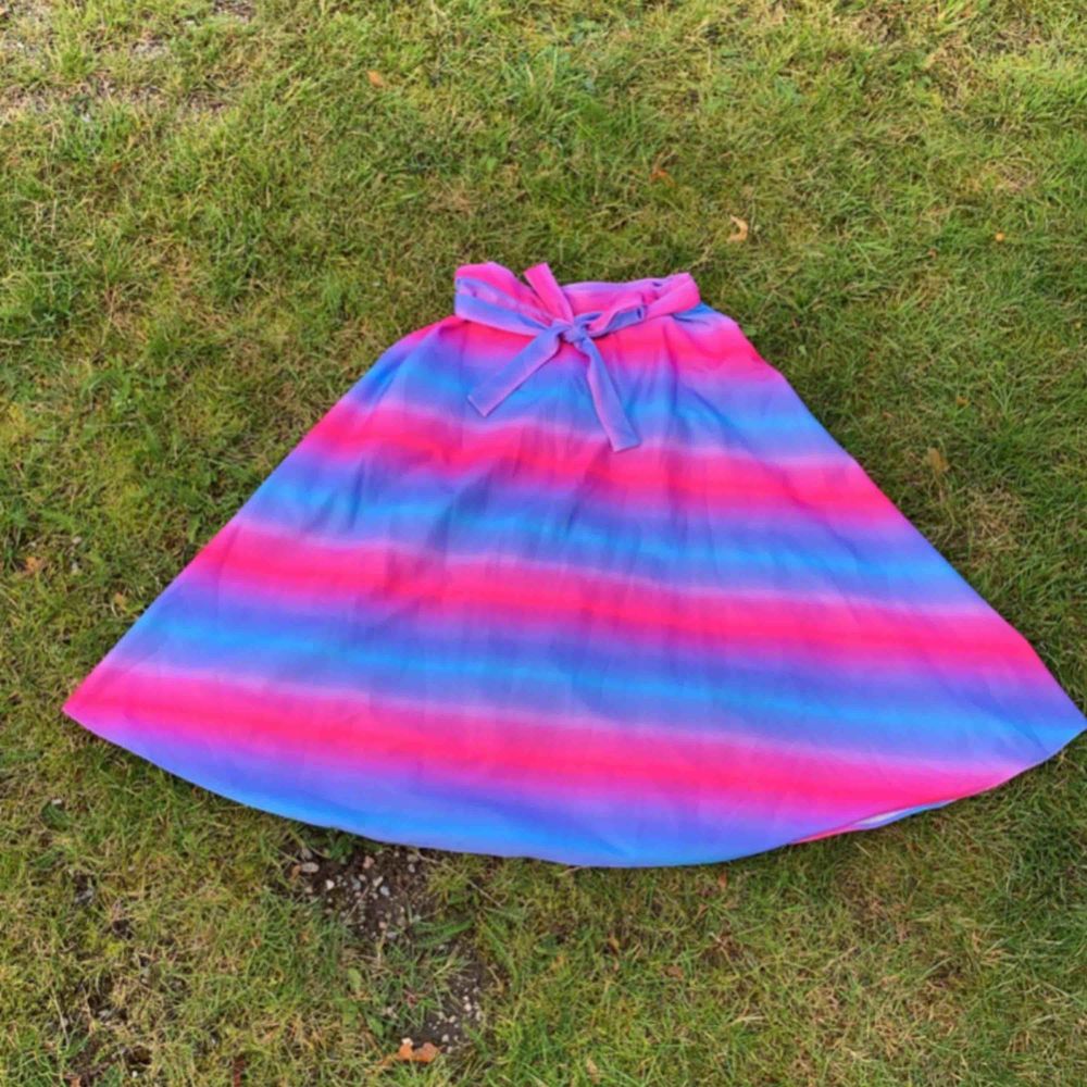 Fantastisk kjol, troligtvis 80-90-tal, färggraderad liksom mellan rosa och lila. Den här liksom riktigt lyser!. Kjolar.
