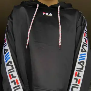 En jättefin hoodie från fila, köpt på junkyard för 800kr!  jag säljer för 350, frakt tillkommer. Nyskick, använd kanske 2/3 gånger max. Pris kan diskuteras vid snabb affär💞