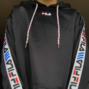  - En jättefin hoodie från fila, köpt på junkyard för 800kr!  jag säljer för 350, frakt tillkommer. Nyskick, använd kanske 2/3 gånger max. Pris kan diskuteras vid snabb affär💞