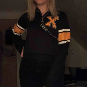  - jättesnygg 1/3 zip sweater från junkyard 🥰 den är croppad och går typ till lite under naveln. verkligen jättecool men jag använder den för sällan :// frakten är inräknad i priset 🦋🦋🦋🦋