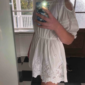  - Säljer en favoritklänning som tyvärr är för liten. Märket är Lise Sandahl. Öppningar vid axeln och ett litet spänne i bak vid nacken. DM för fler bilder:))