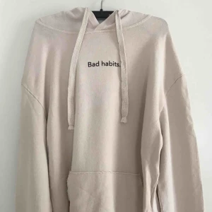  - En beige hoodie från pull&bear i strl S, den är oversized och sitter därför inte så tight. Mysig och skön till höst och vinter, den är sparsamt använd och har inga tecken på användning :) inköpspris 299kr säljer nu för 70 plus frakt. 