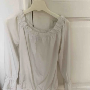  - Blus från Nelly. Går till axlarna. 