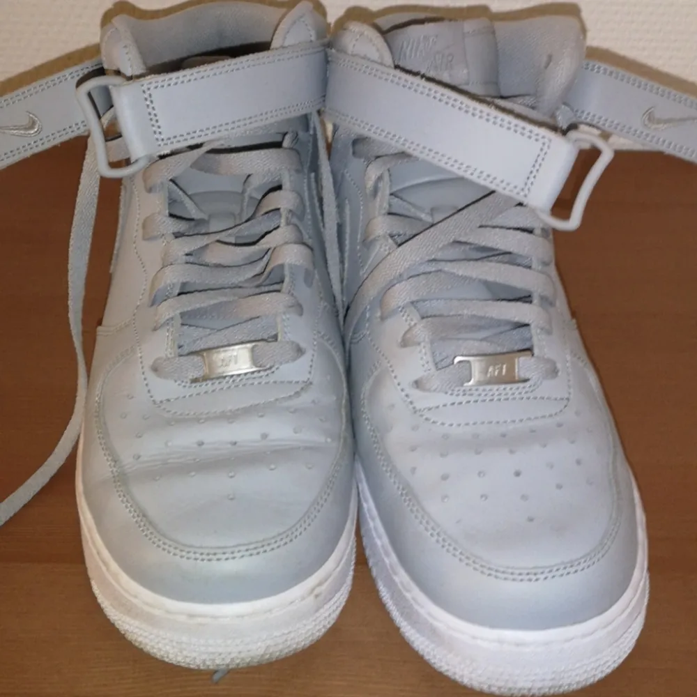 Ett par sjukt feta gråa höga air forces ones använda 1 gång inga fel på skorna. Det är bara att jag aldrig använder dom. Skor.