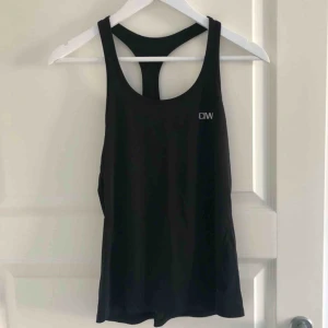  - Träningslinne från icaniwill. Detaljerna har börjat spricka pga av tvätt (se bild), annars i bra skick. Frakten betalas av köparen :) Katt finns i hemmet. 