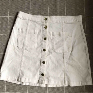  - Ljusrosa/Rosavit jeanskjol med metallknappar från hm i storlek 42, knappt använd!  Kan mötas upp i Lund, annars tillkommer fraktkostnad🌟