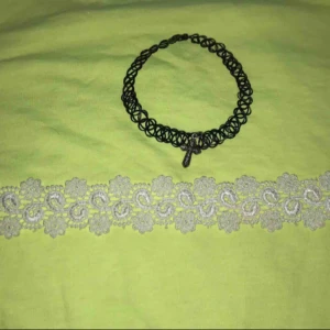  - Säljer 2 as feta chokers!! 1 kostar 70 och båda kostar tillsammans 130. Fraktar endast och köparen står för frakt!