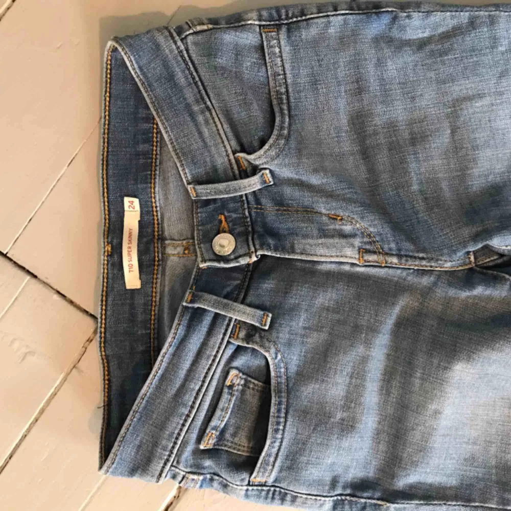Levis jeans i Skinny modell , står 24/30 men dem passar även en 25-26 , jättefint skick!. Jeans & Byxor.