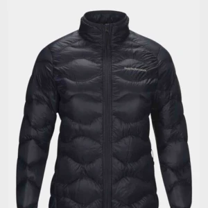  - Mörkblå Peak Performance helium i storlek XS (passar också S) beroende på hur man vill ha passformen. Jackan är mycket sparsamt använd och i perfekt skick, jag har egna bilder vid förfrågan. Inköpt för 2300kr. 