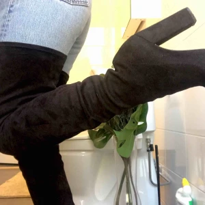  - snygga klackar men endast använd en gång då jag inte trivdes i dem. Typ som sockboots och väldigt höga, jag är 155cm för referens. frakt inkluderat i priset!