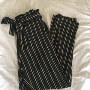  - Supersköna och snygga byxor i fint skick!!