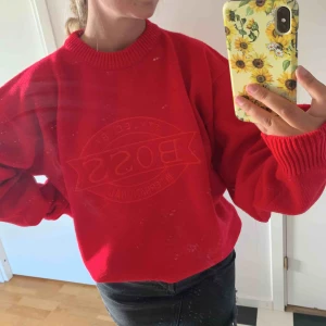  - En jättefin röd sticka tröja från Hugo boss, köpt på en second hand butik. Står att det är storlek XXL men tycker mer det passar alla beroende på hur man vill att den ska sitta:) frakt tillkommer!