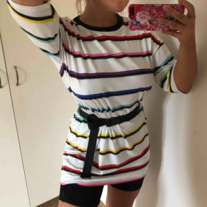  - T-shirt klänning i storlek Medium, passar en L och en S också, perfekt till festival eller annat! (Bälte tillhör ej)