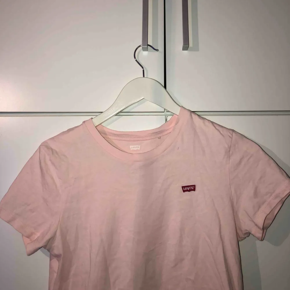 Ljusrosa Levi’s t-shirt, knappt använd🥰 Frakten kostar 36kr✨. T-shirts.